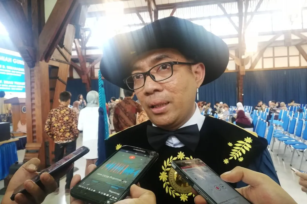 Mendikti Saintek Angkat Bicara Soal Polemik Disertasi Bahlil Lahadalia di UI