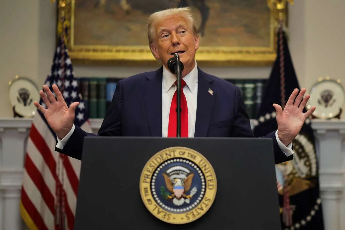 Donald Trump Melarang Pengibaran Bendera Pride dan Black Lives Matter