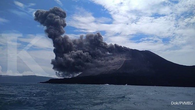 Gunung Anak Krakatau meletus 576 kali dalam sehari