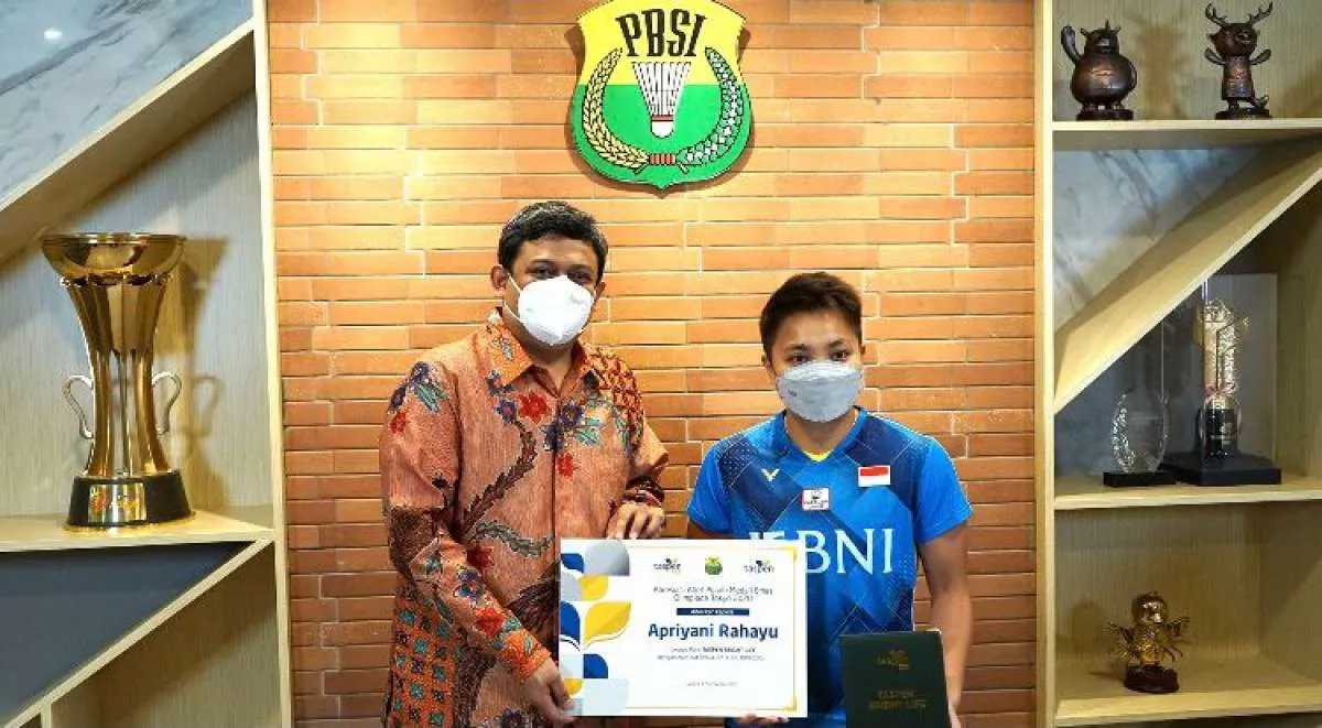Taspen Life bagikan polis kepada atlet badminton peraih medali Olimpiade Tokyo 2020