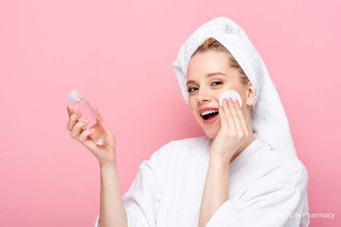 4 Langkah Membersihkan Makeup dengan Micellar Water, Mata atau Bibir Dulu?