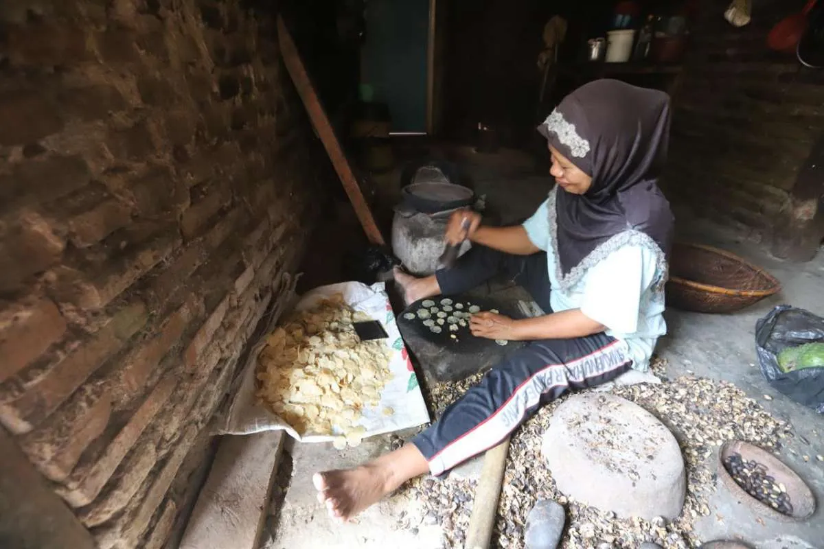 Menumbuk melinjo menjadi emping, aktivitas turun-temurun di Desa Banyuresmi