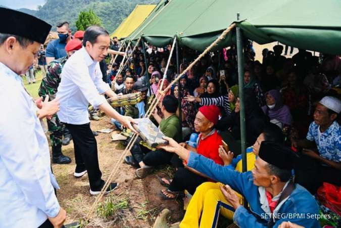 Tinjau Pengungsi Terdampak Gempa Cianjur, Jokowi Beri Bantuan Rp 5 Juta