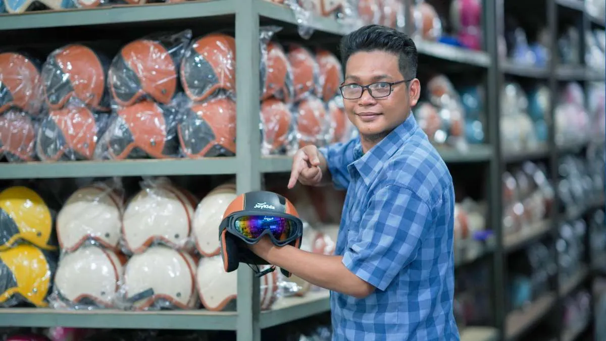 Bisnis Helm Hijmuku Terus Melaju Berkat Dukungan Masyarakat Desa dan Platform Lazada