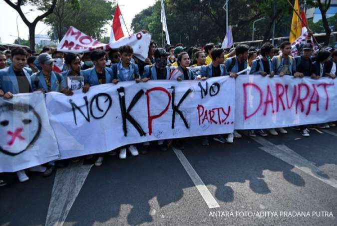 Polisi pukul mundur barisan mahasiswa di Gedung DPR