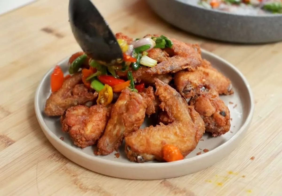 Resep Sayap Ayam Goreng Oseng Bawang yang Harum dan Sedap