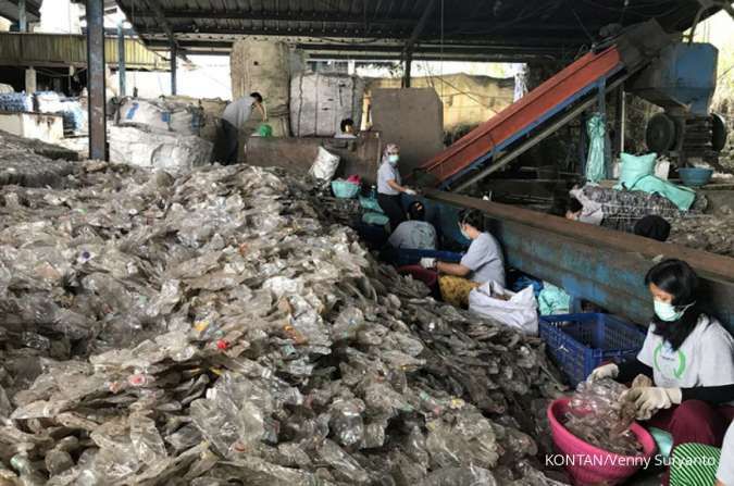 Melihat dari dekat pengelolaan limbah botol plastik (1)