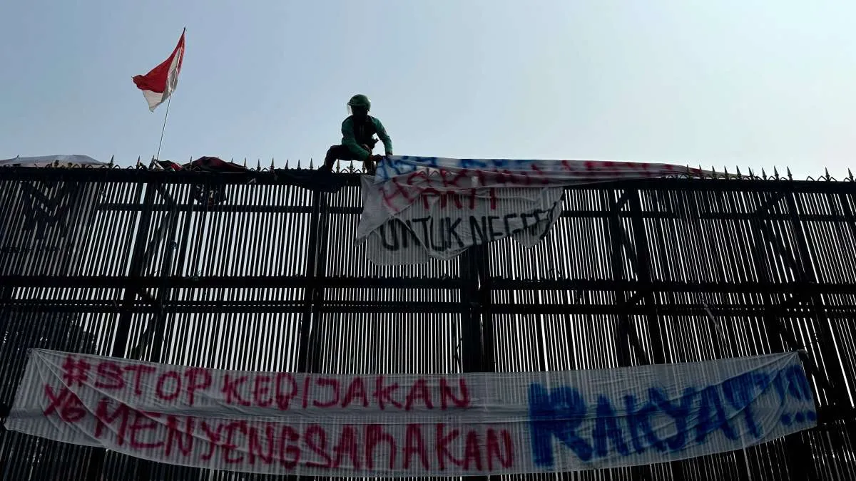 Massa Masih Bertahan Hingga Pagi Ini (28/8), Jalan di Depan DPR Masih Ditutup