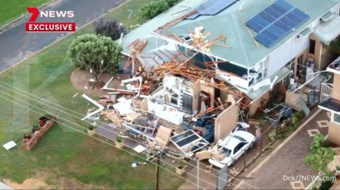 Cyclone destroys homes, cuts power to 31,500 on Australia's west coast