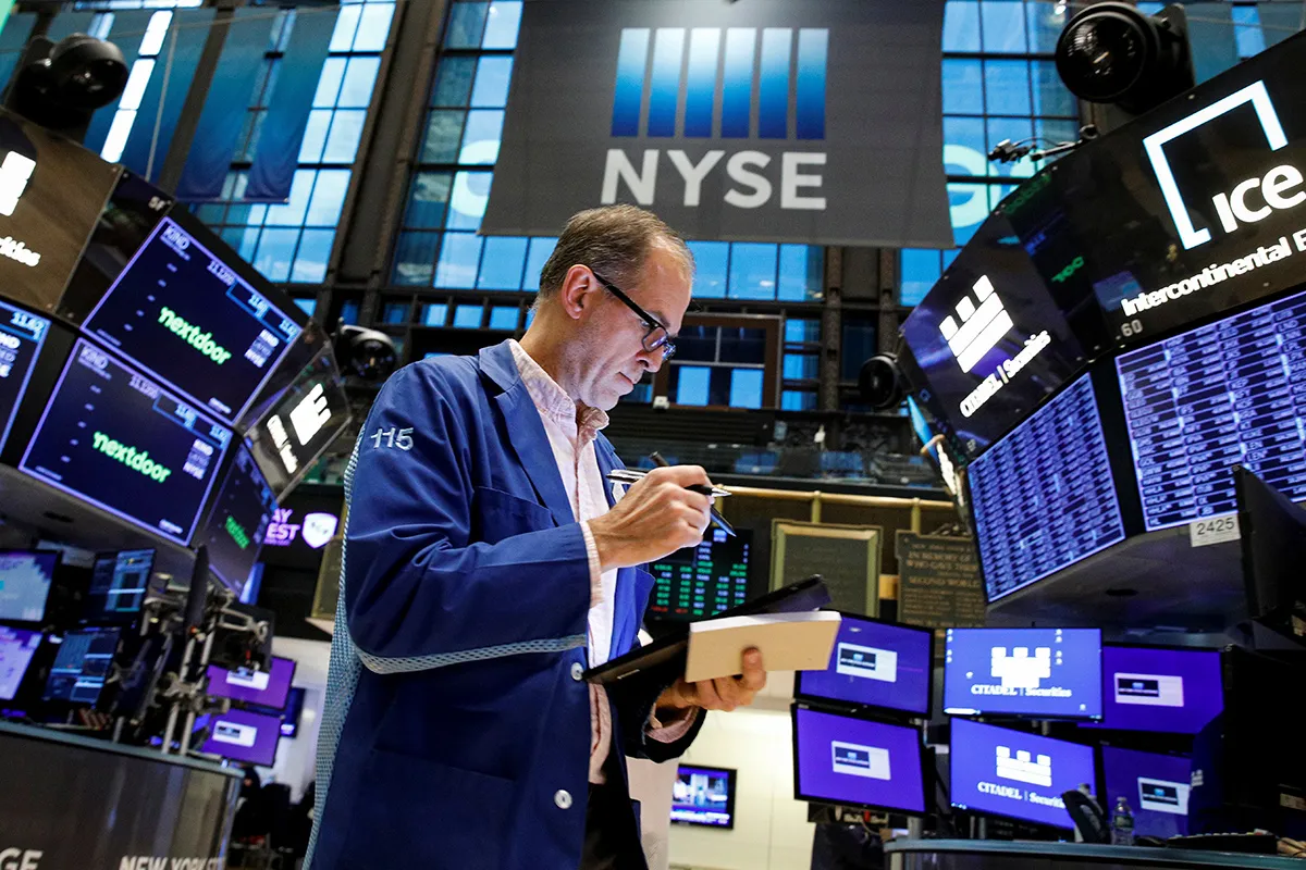 Wall Street rebound setelah aksi jual terkait Omicron, pernyataan Biden bikin tenang