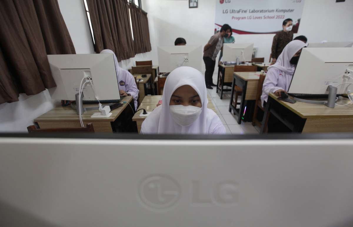 Peningkatan Fasilitas Laboratorium Komputer Sekolah
