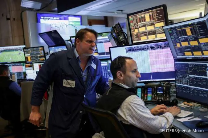Stocks Sell Off, Dollar Gains as Trump Plans 25% Tariffs on Japan, South Korea