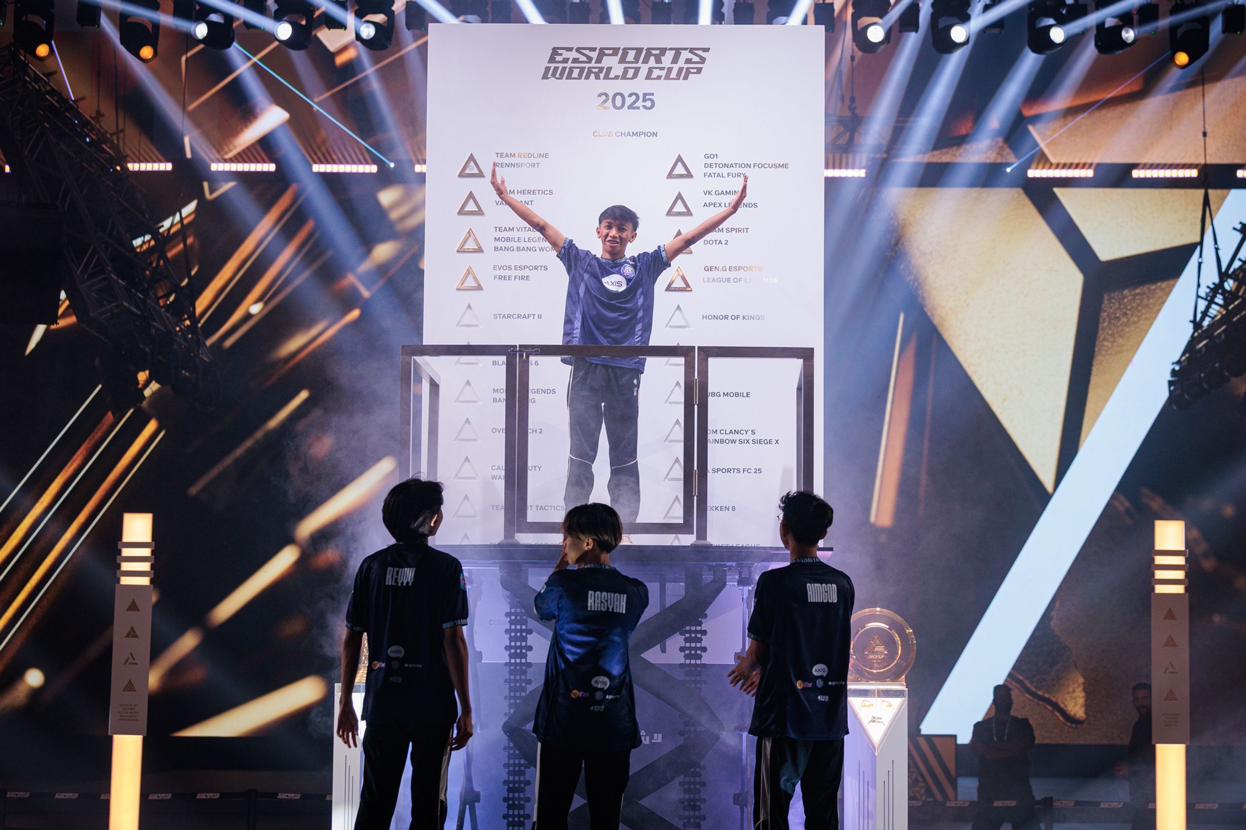 Kontan. Dok/Istimewa. Nama tim Evos Divine dari Indonesia terpampang sebagai ‘Juara Dunia’.