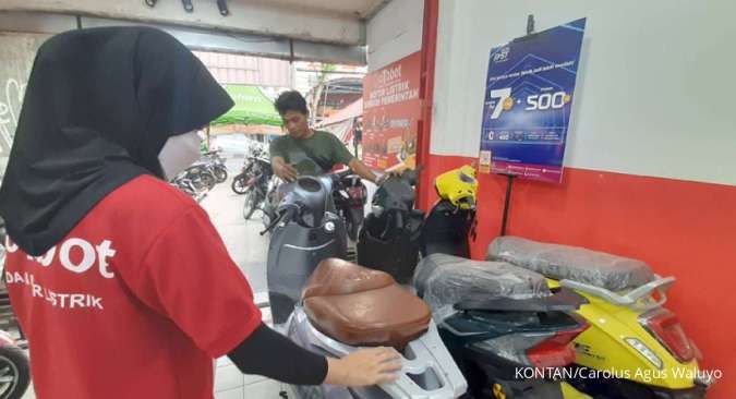 Penjualan motor listrik di salah diler di Tangerang Selatan
