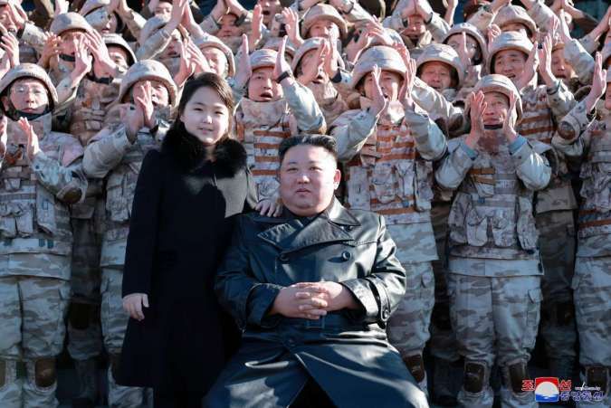 Pesan Kim Jong Un Lewat Kemunculan Putrinya: Senjata Nuklir Diwariskan ke Anak Cucu