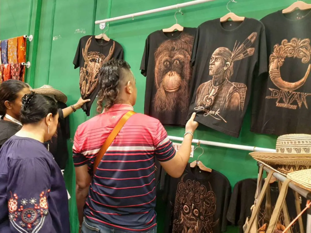 Menggores laba di setiap guratan kaos lukis (bagian 1)