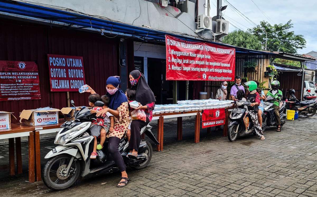 Makanan gratis untuk warga
