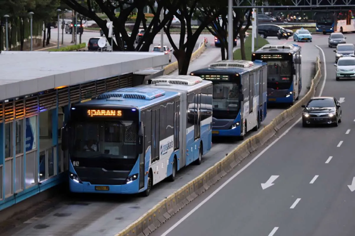 Rute Transjakarta hari ini dialihkan karena ada aksi unjuk rasa tolak UU Cipta Kerja
