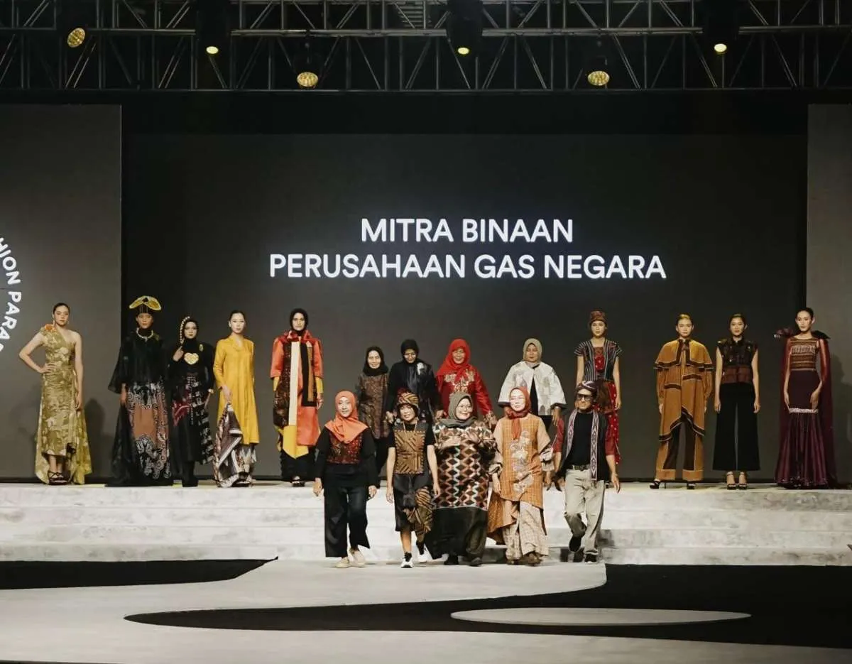 Perluas Akses Pasar, UMKM Binaan PGN Melenggang di Surabaya Fashion Parade 2025 