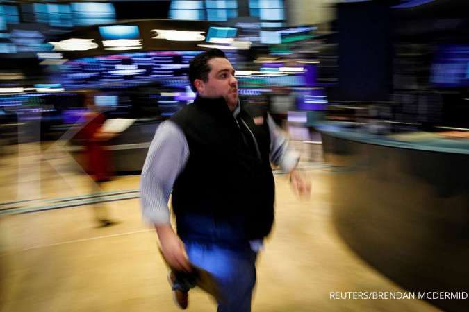 Wall Street melemah pada awal perdagangan pekan ini
