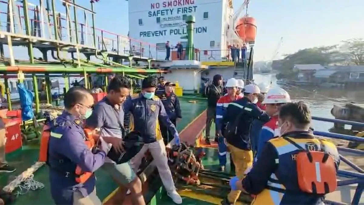 Pertamina Patra Niaga Evakuasi Virgo Transport 8, Serahkan 16 Korban kepada Basarnas
