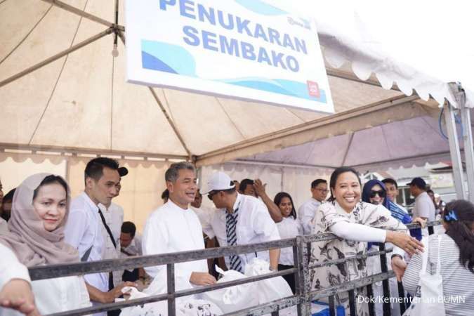 Menteri BUMN bagikan 3.000 paket sembako murah ke warga Surabaya