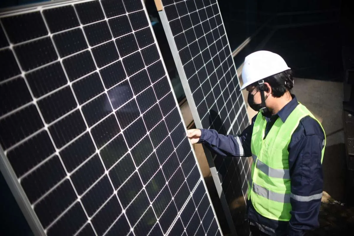 Utomo SolaRUV dan Solar Radiance Teken Kerja Sama Dorong Akselerasi Transisi Energi