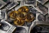 FOREX-Dollar Hovers Near 3-Week High Before Fed; Bitcoin Tops $106,000