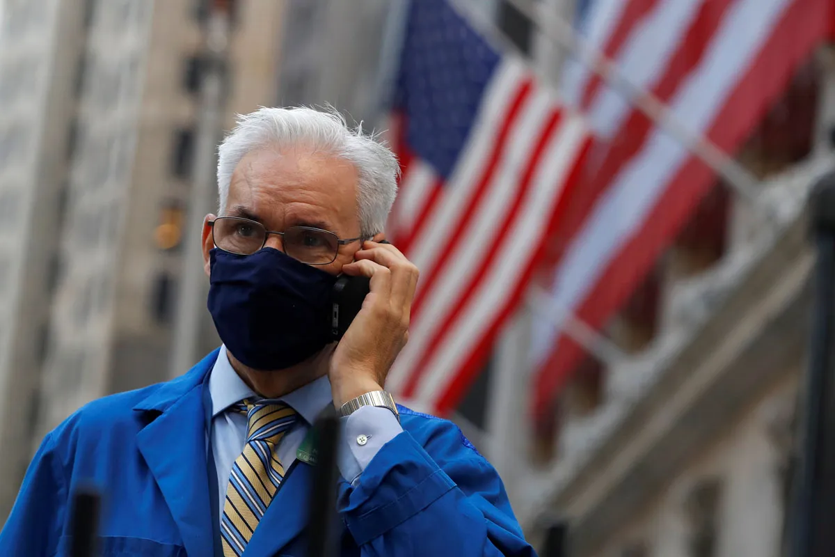 Wall Street memerah, Dow Jones jatuh lebih 100 poin terseret saham sektor teknologi