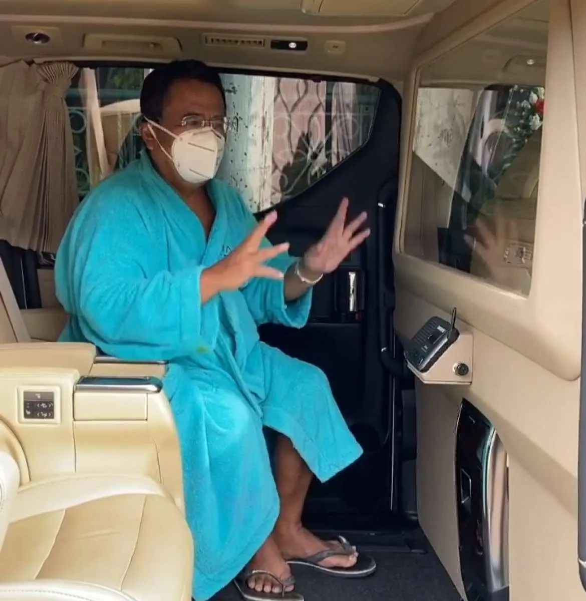 Hotman Paris pasang sekat anti corona di Alphard, ini perusahaan yang merancangnya...
