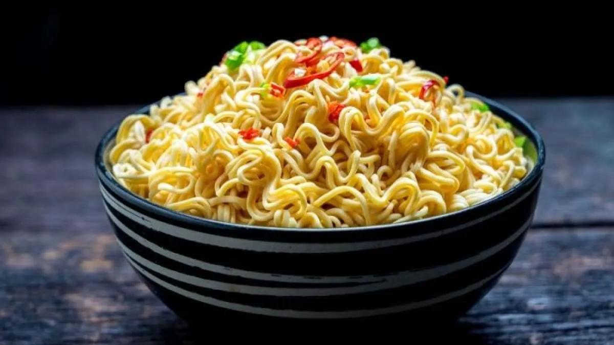 Jangan Dicoba, Ini Dampak Masak & Makan Mie Instan Di Plastik Pembungkus