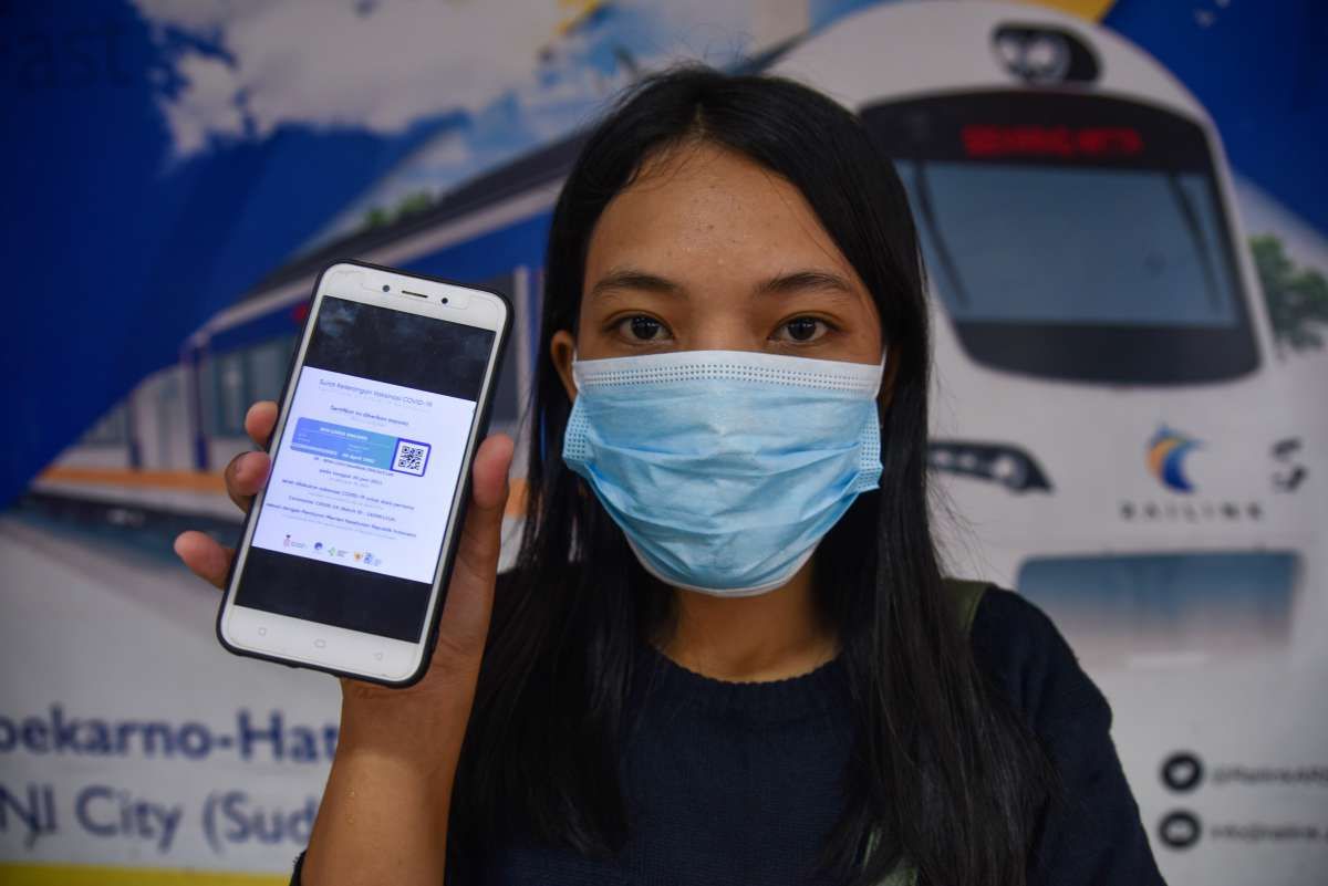 Sertifikat Vaksin Corona Menuai Pro-Kontra