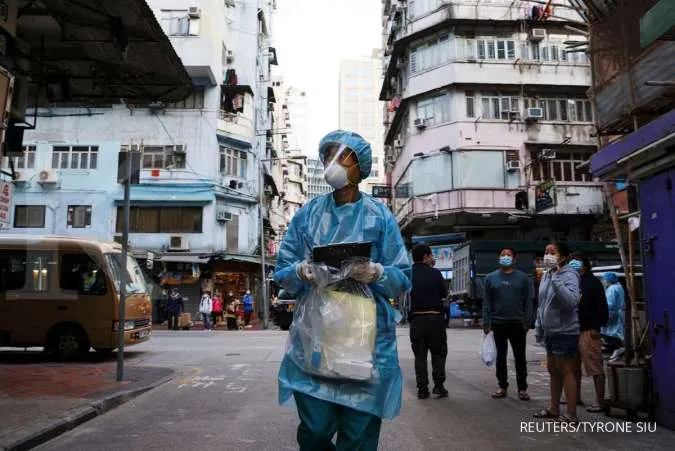 Hong Kong Hunts Covid Patient's Contacts, Orders Cruise Ship Back to Port