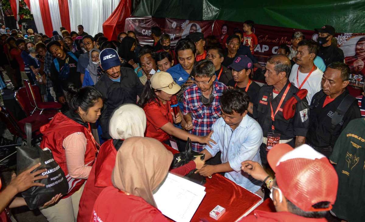 Antre Sembako Gratis saat Festival Cap Go Meh Nusantara