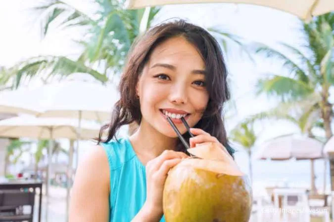Apa yang Terjadi pada Tubuh jika Minum Air Kelapa secara Rutin?
