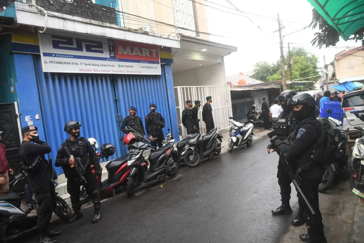 Setelah dibubarkan, puluhan Brimob-TNI datangi Petamburan III copot semua atribut FPI