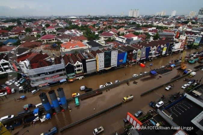 Banjir di Boulevard Barat Raya Kelapa Gading belum surut hingga Sabtu malam