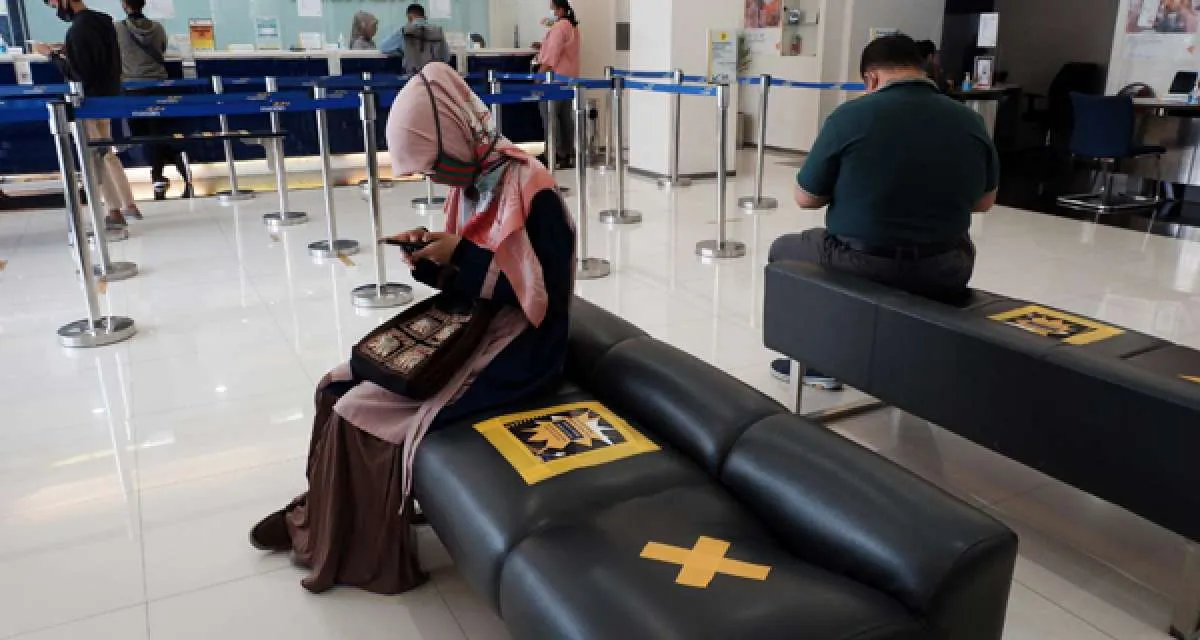 Antisipasi penularan Covid-19 dengan jaga jarak fisik di tempat umum