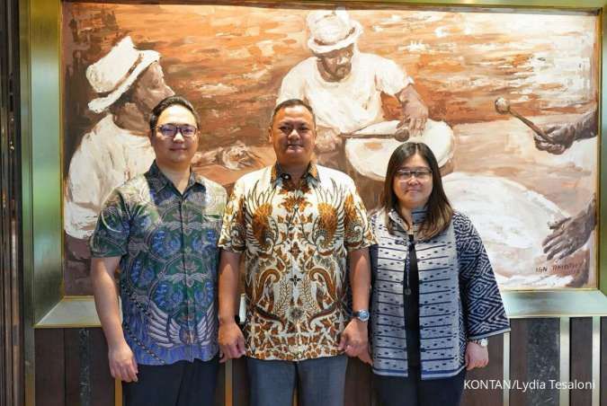 Direktur Utama PT Kustodian Koin Indonesia (ICC) Putra Karunia, Direktur Utama PT Central Finansial X (CFX) Subani, dan Direktur Utama PT Kliring Komoditi Indonesia (KKI) Jessy di Jakarta, Rabu (9/4).