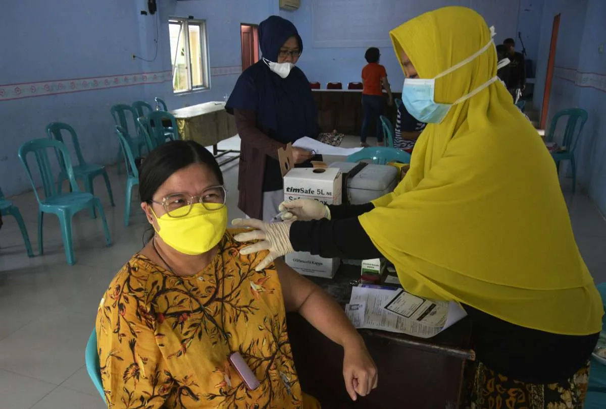 5 Cara Mengatasi Efek Samping Vaksin Booster, Jangan Panik