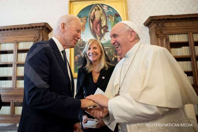 Joe Biden bertemu Paus Fransiskus saat debat aborsi berkobar di AS