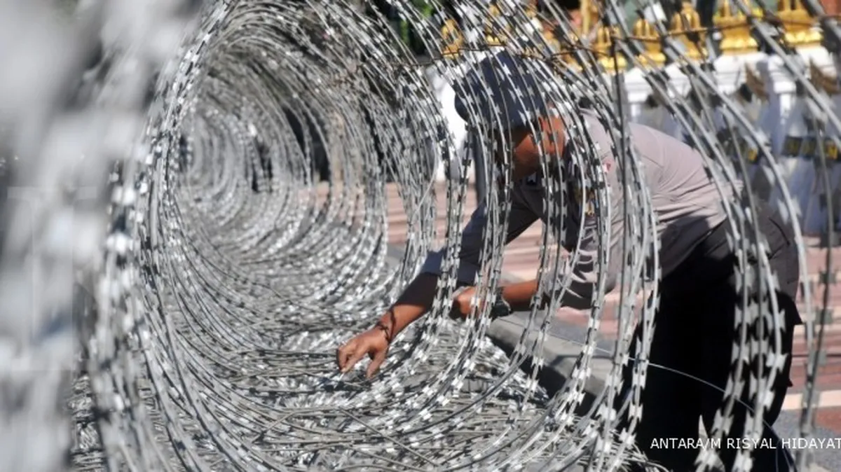 Demo, massa buruh bentangkan spanduk dan berorasi