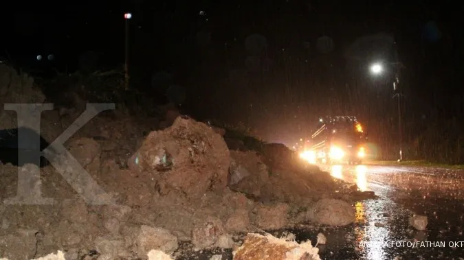 Landslide closes Cipularang toll road