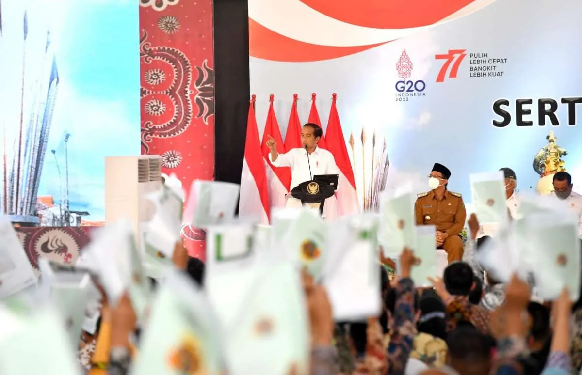 Serahkan 3.000 Sertifikat Tanah Untuk Rakyat, Jokowi: Kalau Ada Mafia, Gebuk !