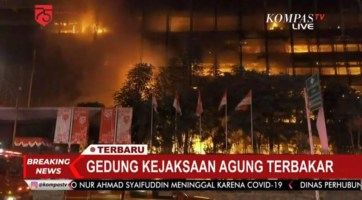 BREAKING NEWS: Gedung Kejaksaan Agung RI terbakar hebat malam ini