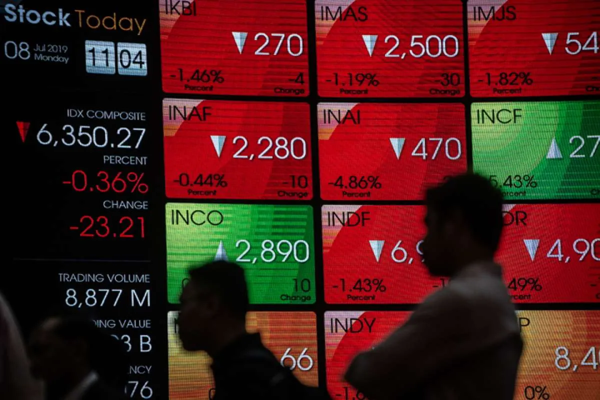 Cermati 10 saham pencetak untung besar saat IHSG loyo, Rabu (17/7)