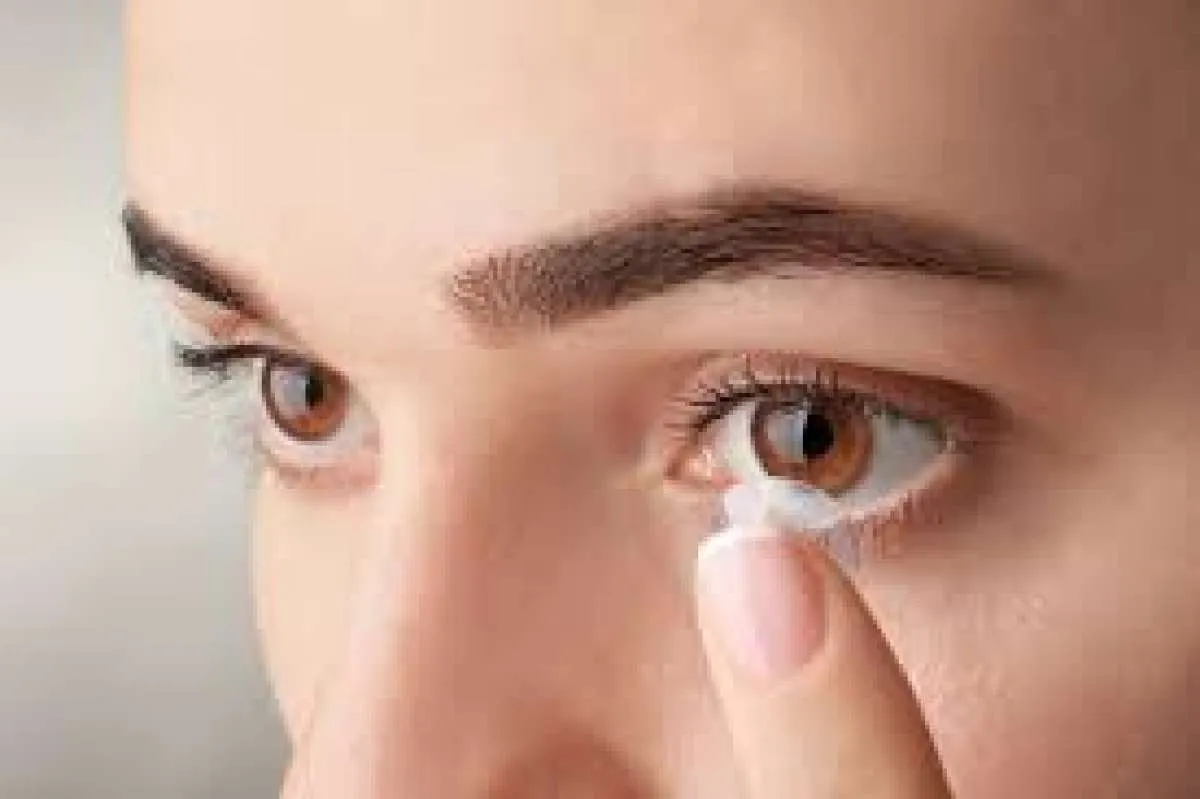 5 Cara Memakai Softlens yang Aman bagi Pemula biar Mata Tidak Merah dan Iritasi