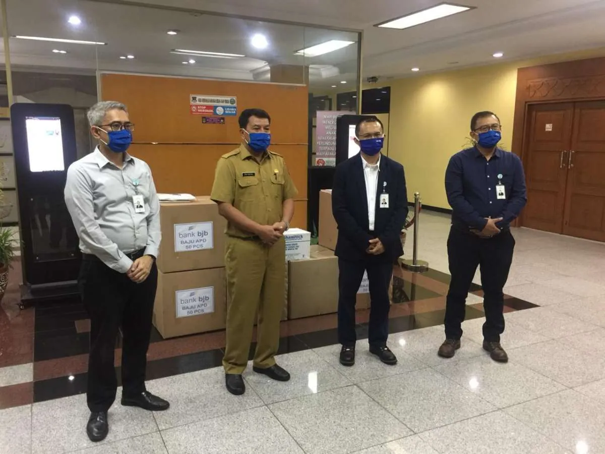 Bantu tangani Covid-19, Bank BJB serahkan bantuan 1.500 APD ke Pemkab Tangerang