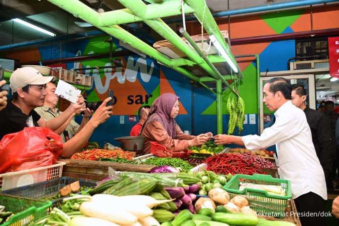 Jokowi Tinjau Harga Pangan di Pasar Jatinegara, Harga Beras Masih Tinggi