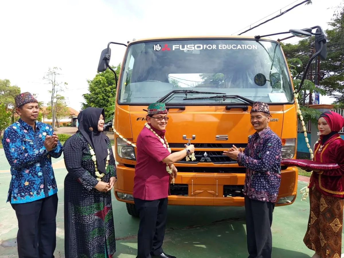 KTB Donasikan Mitsubishi Fuso Fighter ke SMK Negeri 1 Kamal Madura Dukung Pendidikan